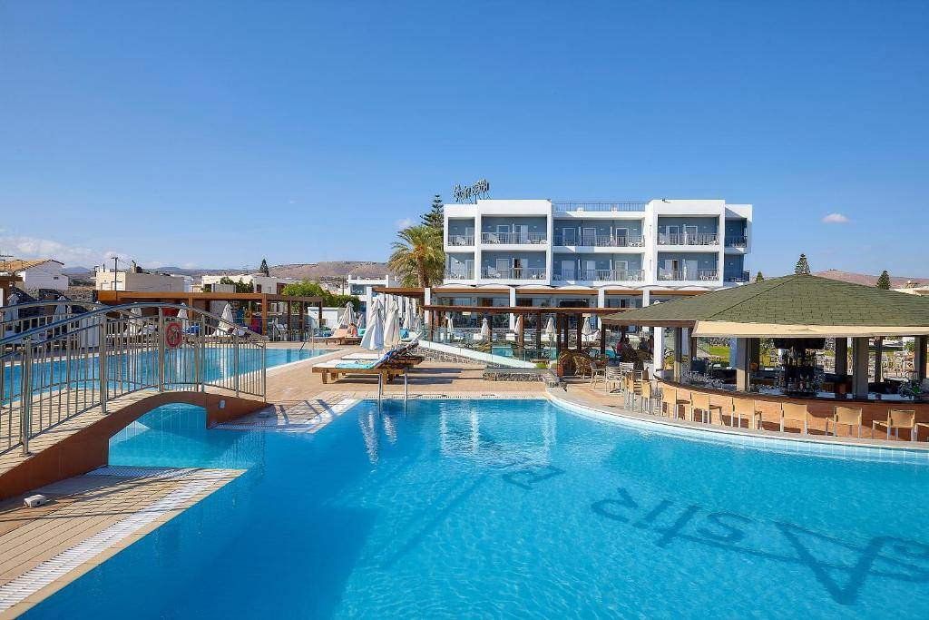 Piscine extérieure de l’hôtel Astir Beach 4★ en Crète – séjour détente All Inclusive au départ de Marseille