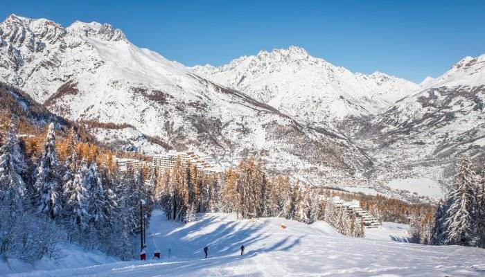 Vue panoramique de Puy Saint-Vincent dans les Alpes du Sud – week-end ski en groupe mars 2026