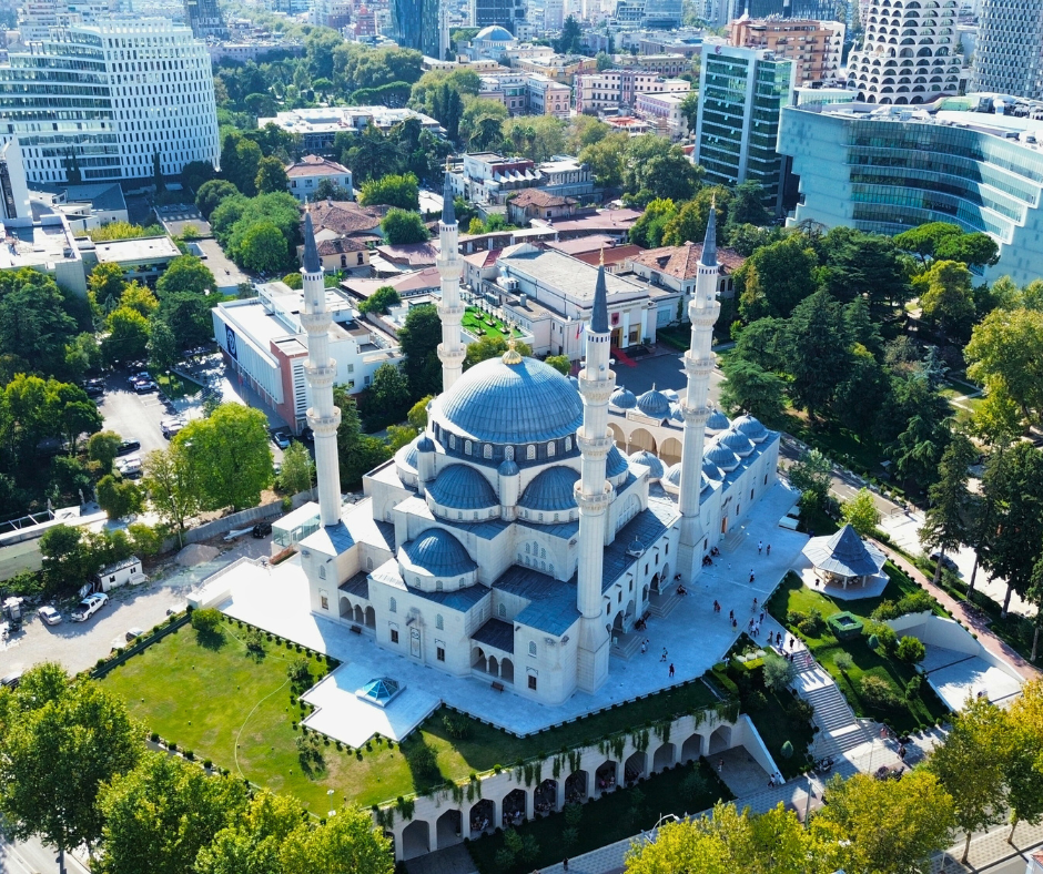 Tirana – vue aérienne du centre-ville et de la Grande Mosquée, point d’ancrage d’un voyage de groupe en Albanie pour CSE et associations.