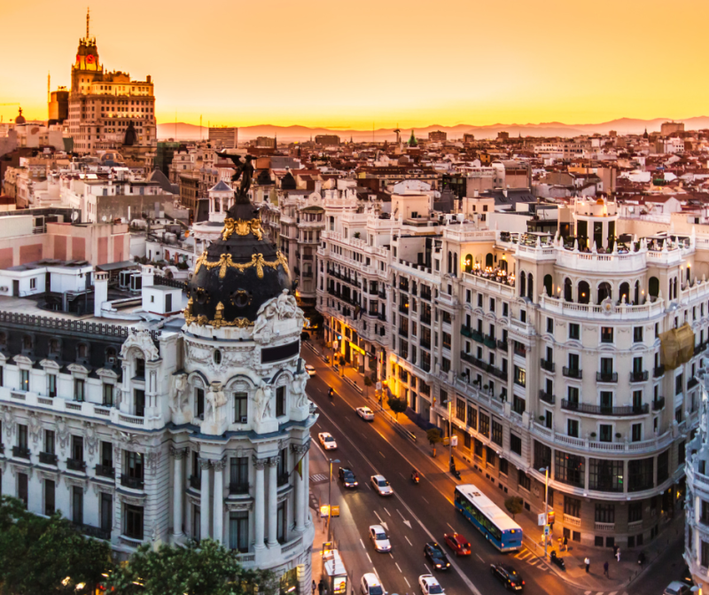 Madrid au coucher du soleil – panorama urbain et grandes avenues de la capitale espagnole, idéale pour un voyage de groupe