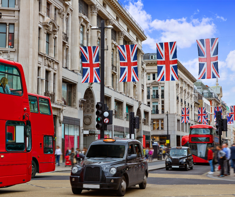 City trip à Londres en groupe – Bus rouge emblématique et ambiance typique de la capitale anglaise