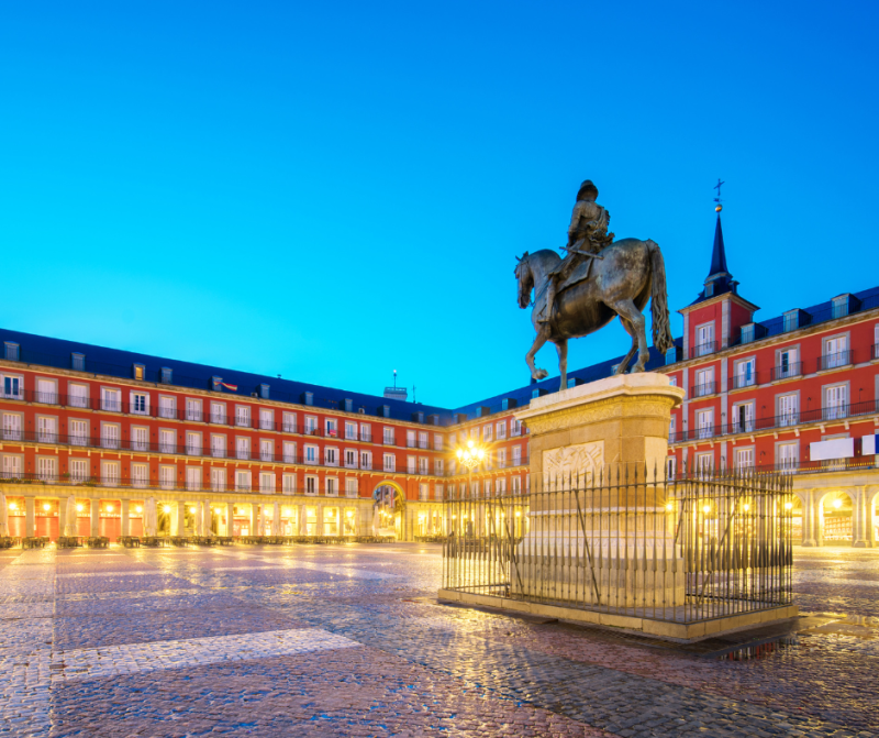 Plaza Mayor de Madrid en soirée – ambiance chaleureuse et élégante lors d’un city-trip de groupe en Espagne