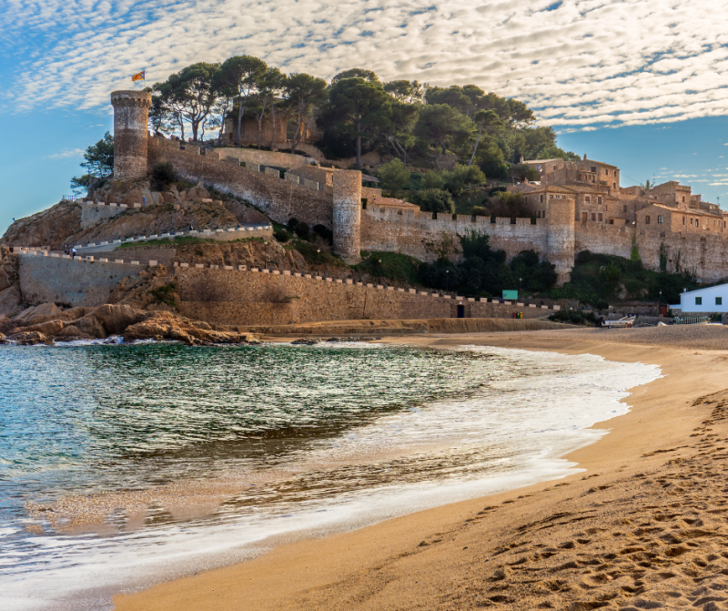 Tossa de Mar, joyau médiéval de la Costa Brava, découverte lors d’une excursion incluse au programme.