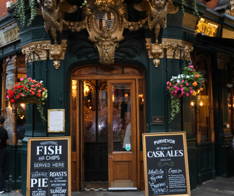 Pause conviviale dans un pub écossais traditionnel L’art de vivre local dans une ambiance chaleureuse.