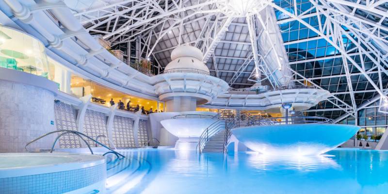 Spa premium Inúu du centre thermo-ludique Caldea à Andorre-la-Vieille, moment détente inclus dans ce voyage groupe en Andorre