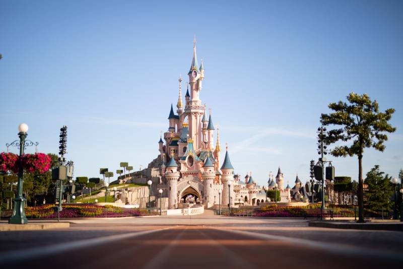 Terminez votre séjour sous le regard du célèbre Château de la Belle au Bois Dormant, emblème de Disneyland Paris.