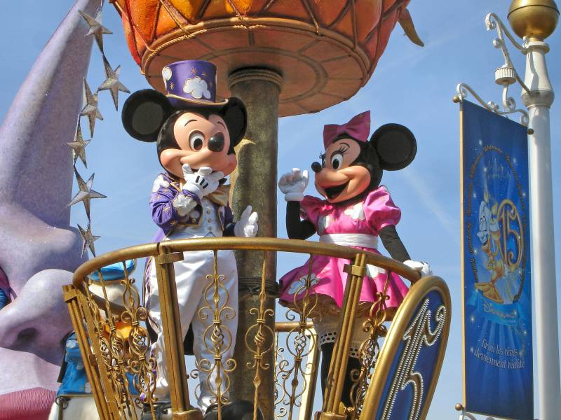 Visiter Disneyland Paris en groupe : train + hôtel du parc + billets d'entrées aux 2 parcs + petit-déjeuner - voyage cse, séjour associations