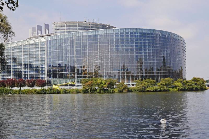 Le parlement européen de Strasbourg en autocars avec SARLIN