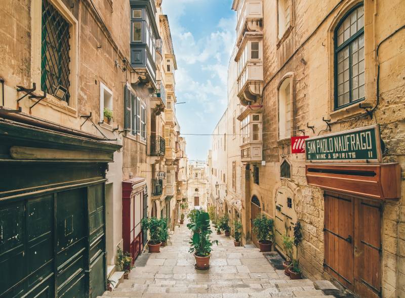 Ruelle typique de La Valette à Malte avec balcons maltais – séjour groupe CSE