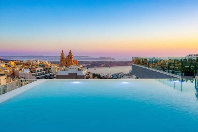 Piscine rooftop avec vue panoramique sur Malte – hôtel 4 étoiles pour séjour groupe
