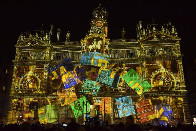 Se rendre à la fête des lumières de Lyon au départ de votre ville, par exemple aix en provence