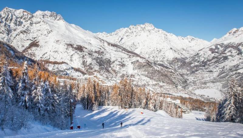 Vue panoramique de Puy Saint-Vincent dans les Alpes du Sud – week-end ski en groupe mars 2026