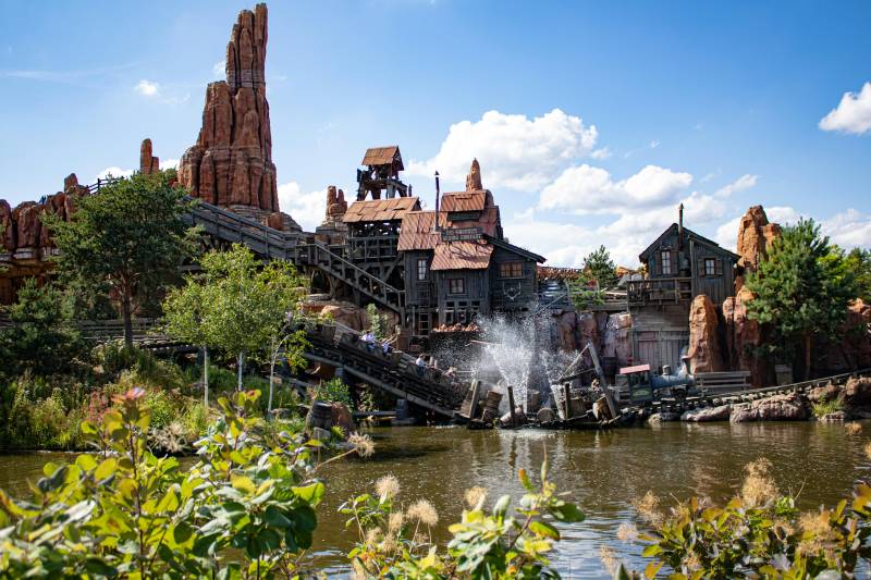 Voyage en groupe Disneyland Paris : train + hôtel du parc + billets d'entrées aux 2 parcs + petit-déjeuner - voyage cse, séjour associations
