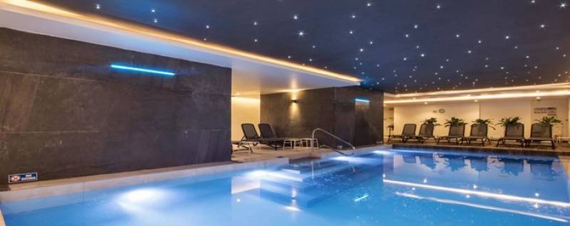 Spa et piscine intérieure hôtel Solana à Malte – détente lors d’un city trip groupe