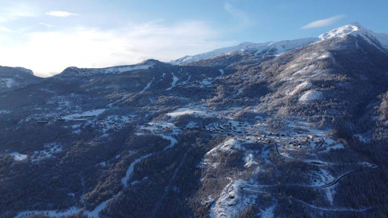 Massif des Écrins enneigé – station de ski Puy Saint-Vincent 1400 m