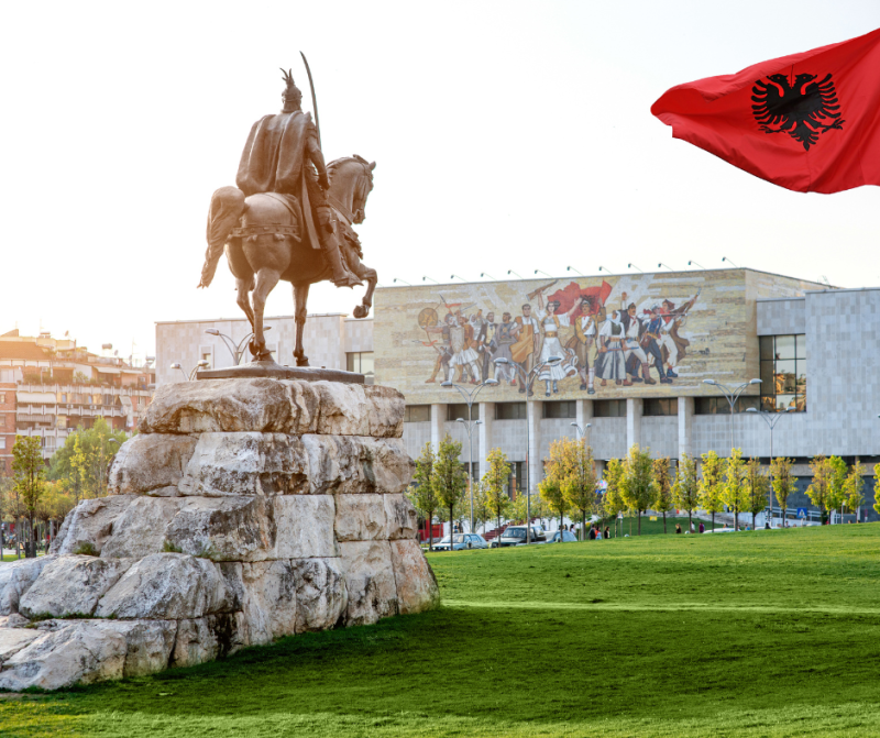 Place Skanderbeg à Tirana – cœur historique de la capitale, découverte lors d’une visite guidée incluse dans le séjour de groupe.