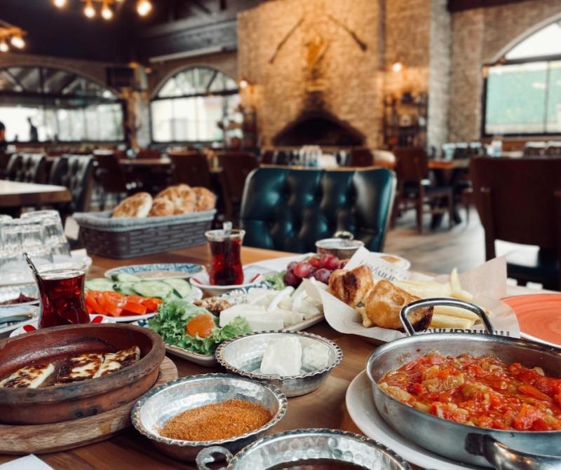 Dîner dans un restaurant local à Tirana – découverte de la gastronomie albanaise lors d’un séjour de groupe pour CSE et associations.