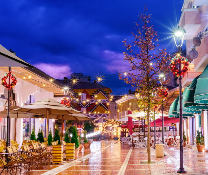 Temps libre à Tirana en fin de journée – ambiance urbaine agréable lors d’un voyage de groupe en Albanie.