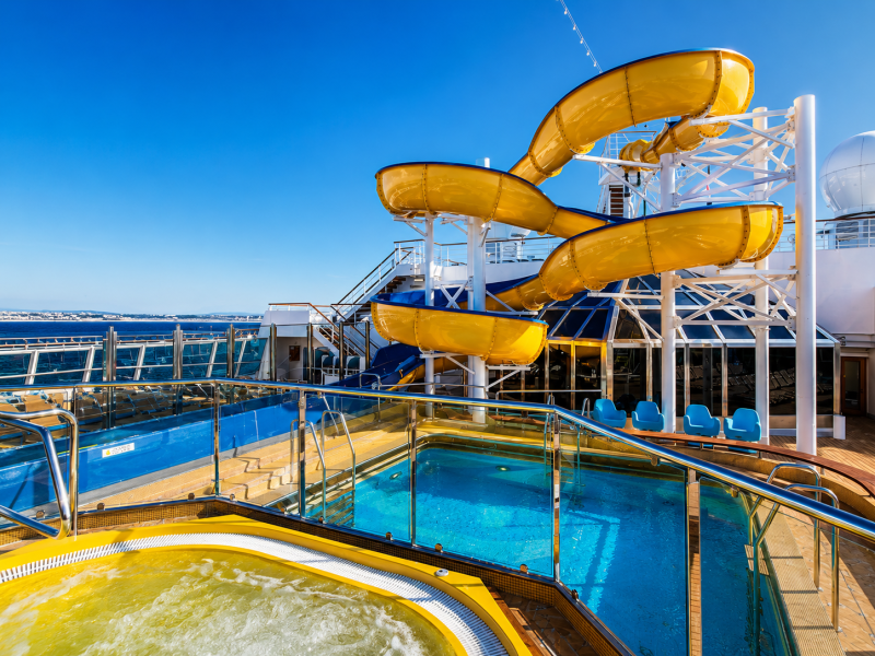 Espace piscine et détente à bord du Costa Favolosa en Méditerranée