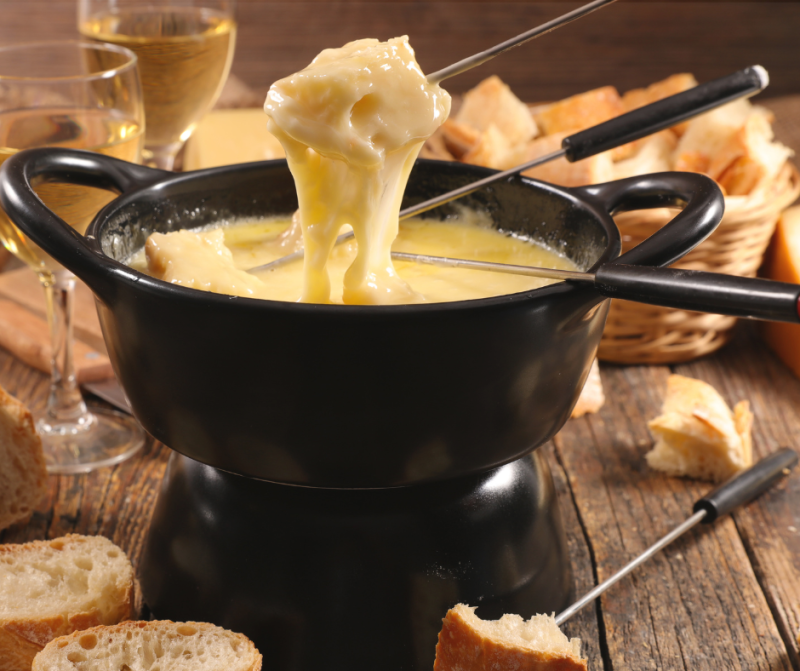 Dîner montagnard raclette ou fondue – soirée conviviale séjour ski Puy Saint-Vincent