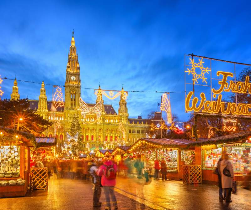 Les marchés de Noël au cœur de la ville Une ambiance féerique entre lumières, chalets et patrimoine.