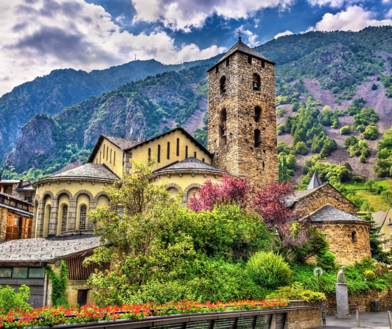 Village et église romane typique des Pyrénées andorranes, découverte incluse dans ce séjour groupe en Andorre