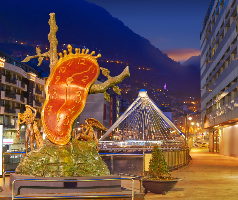 Statue de Salvador Dalí dans le centre d’Andorre-la-Vieille, symbole artistique de la principauté et étape incontournable d’un séjour en Andorre