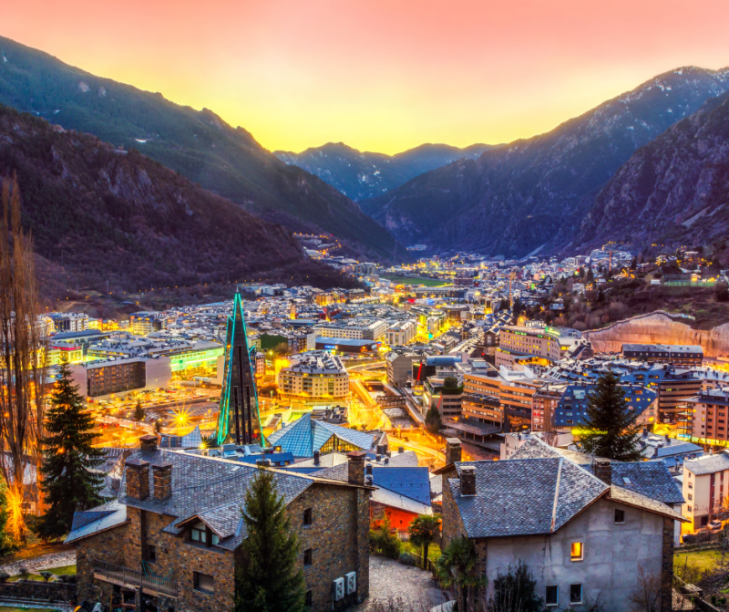 Andorre-la-Vieille au coucher du soleil, destination idéale pour un séjour groupe tout compris en Andorre au départ de Marseille